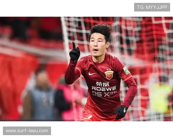 三大足球巨星同台亮相荣耀颁奖典礼风采各异共庆卓越成就