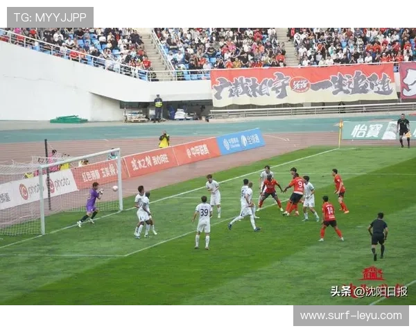 中国足球球星卡线下店盛大开幕球迷热情参与体验足球文化新风潮