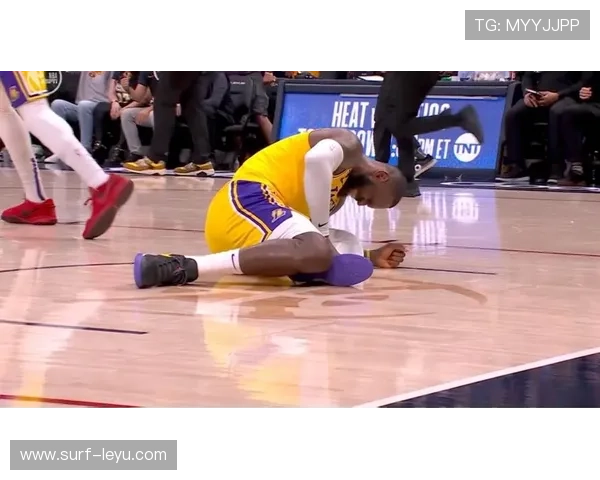 球星因伤痛苦倒地哀嚎 足球场上瞬间陷入悲痛气氛