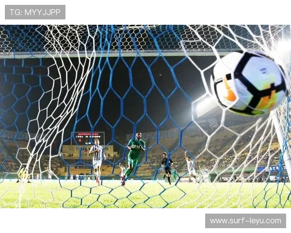 足球场边缘直击球星风采 近距离感受赛场激情与荣耀